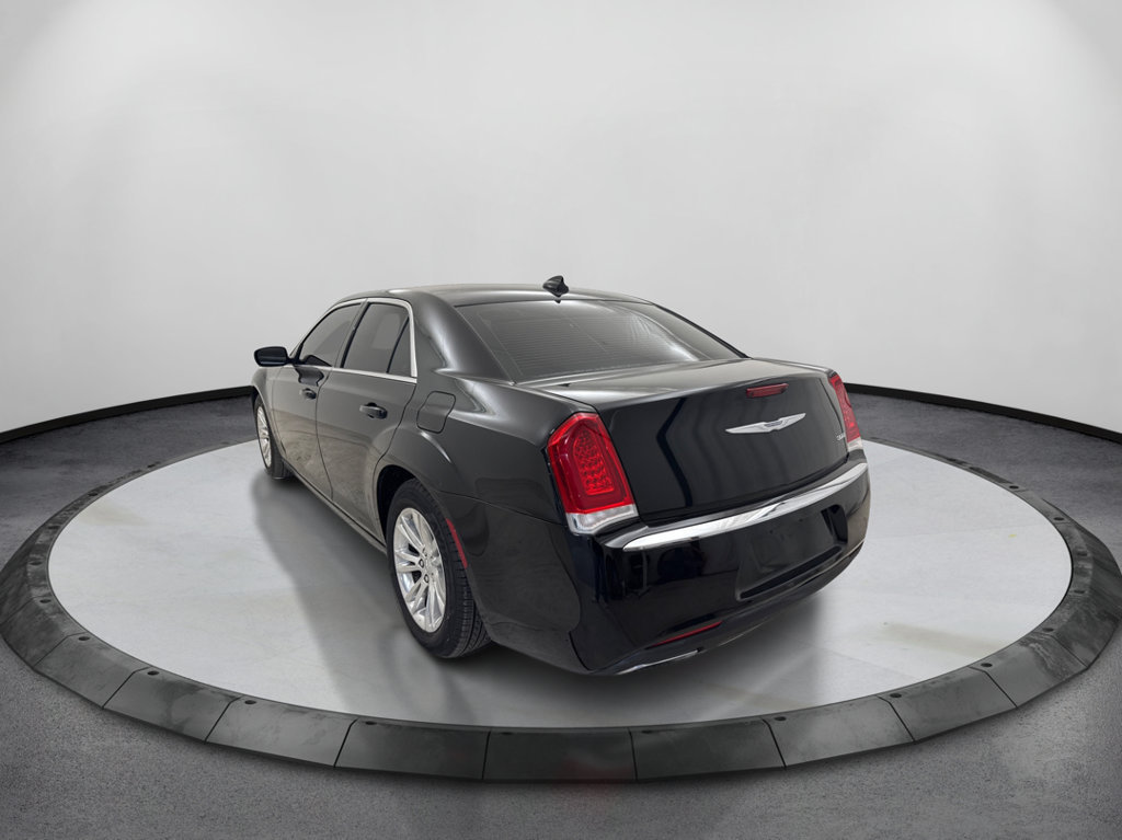Used 2018 Chrysler 300 Touring w/ Driver Convenience Group RWD image 8