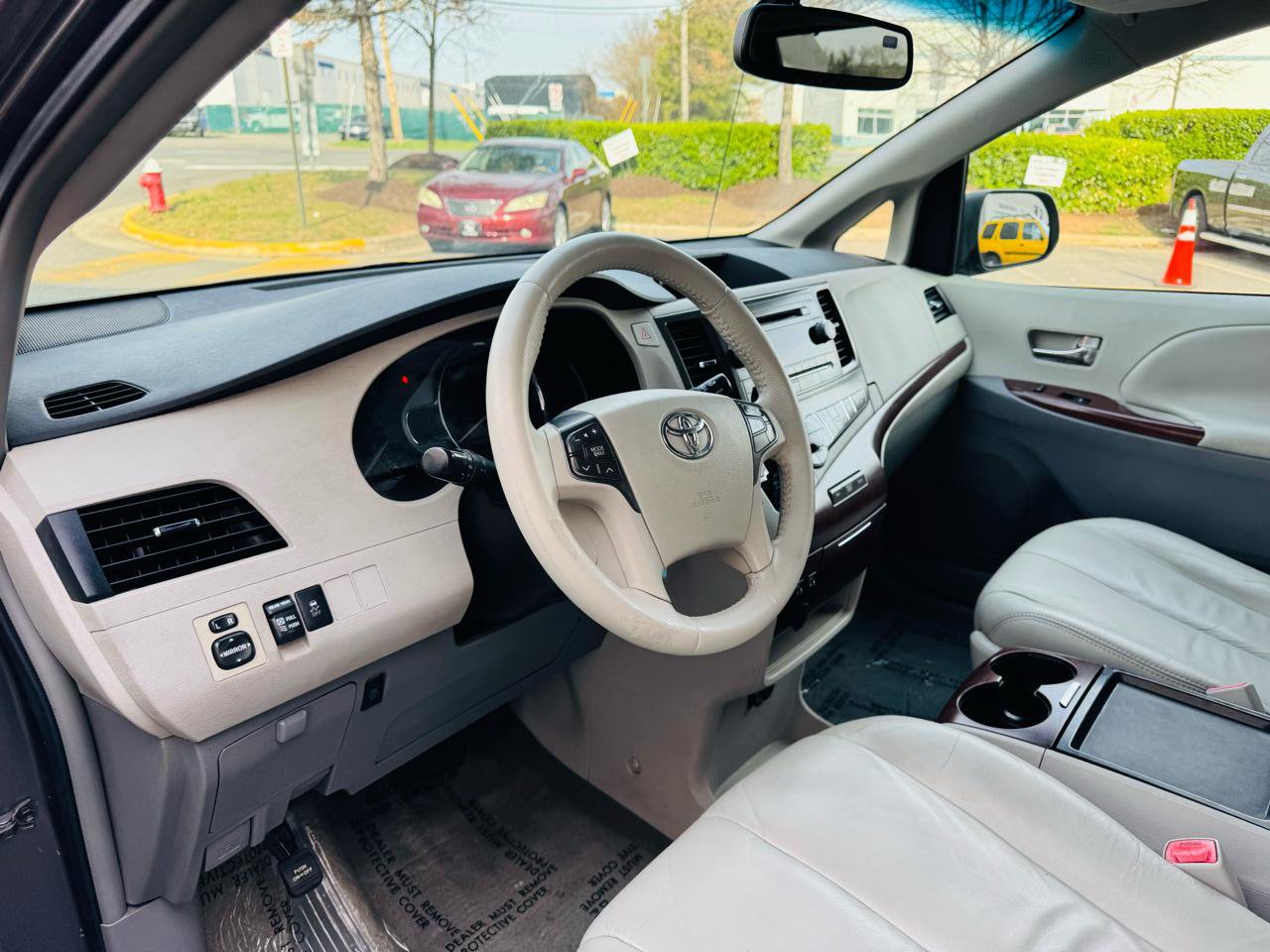 Used 2011 Toyota Sienna XLE image 14