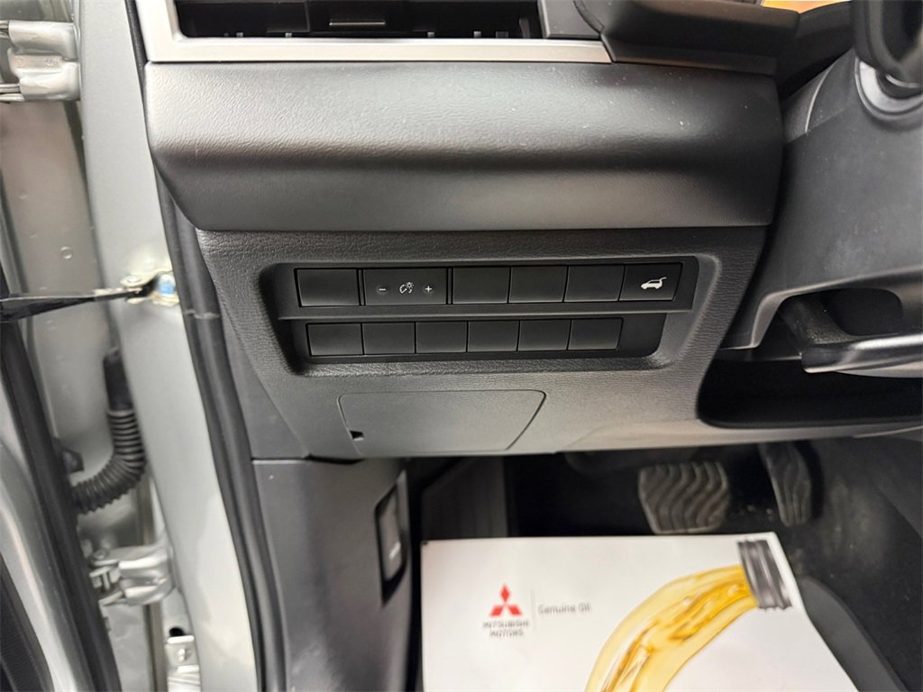 Used 2022 Mitsubishi Outlander SE image 28