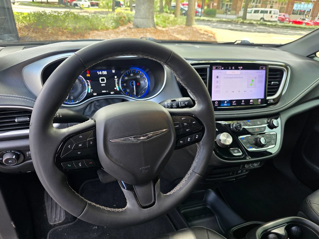 Used 2022 Chrysler Pacifica Touring-L w/ S Appearance Package FWD image 15