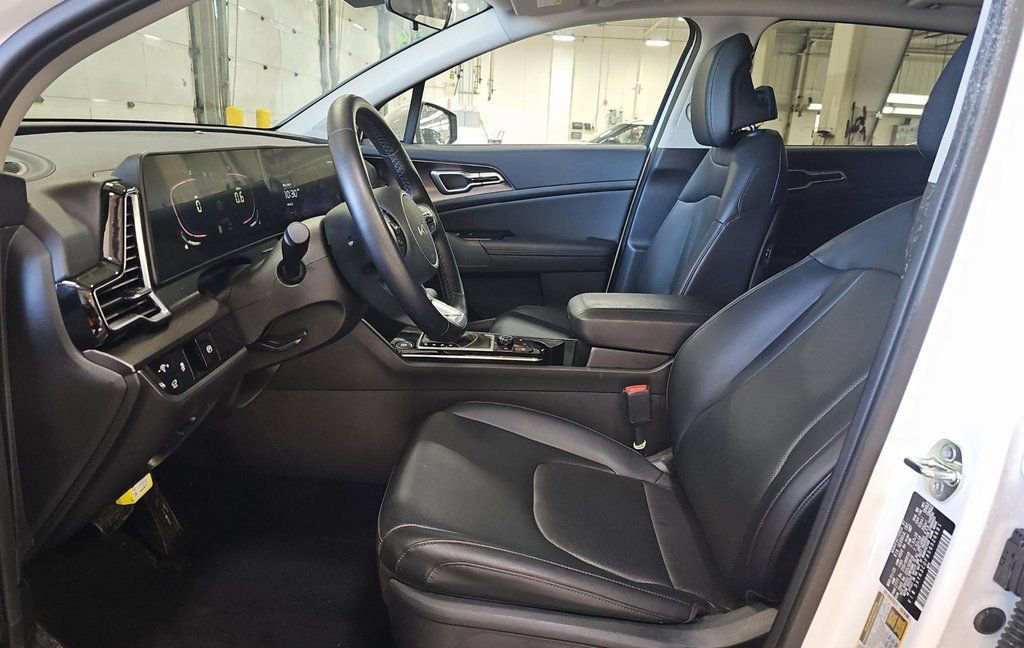 Used 2025 Kia Sportage EX w/ Premium Package image 3