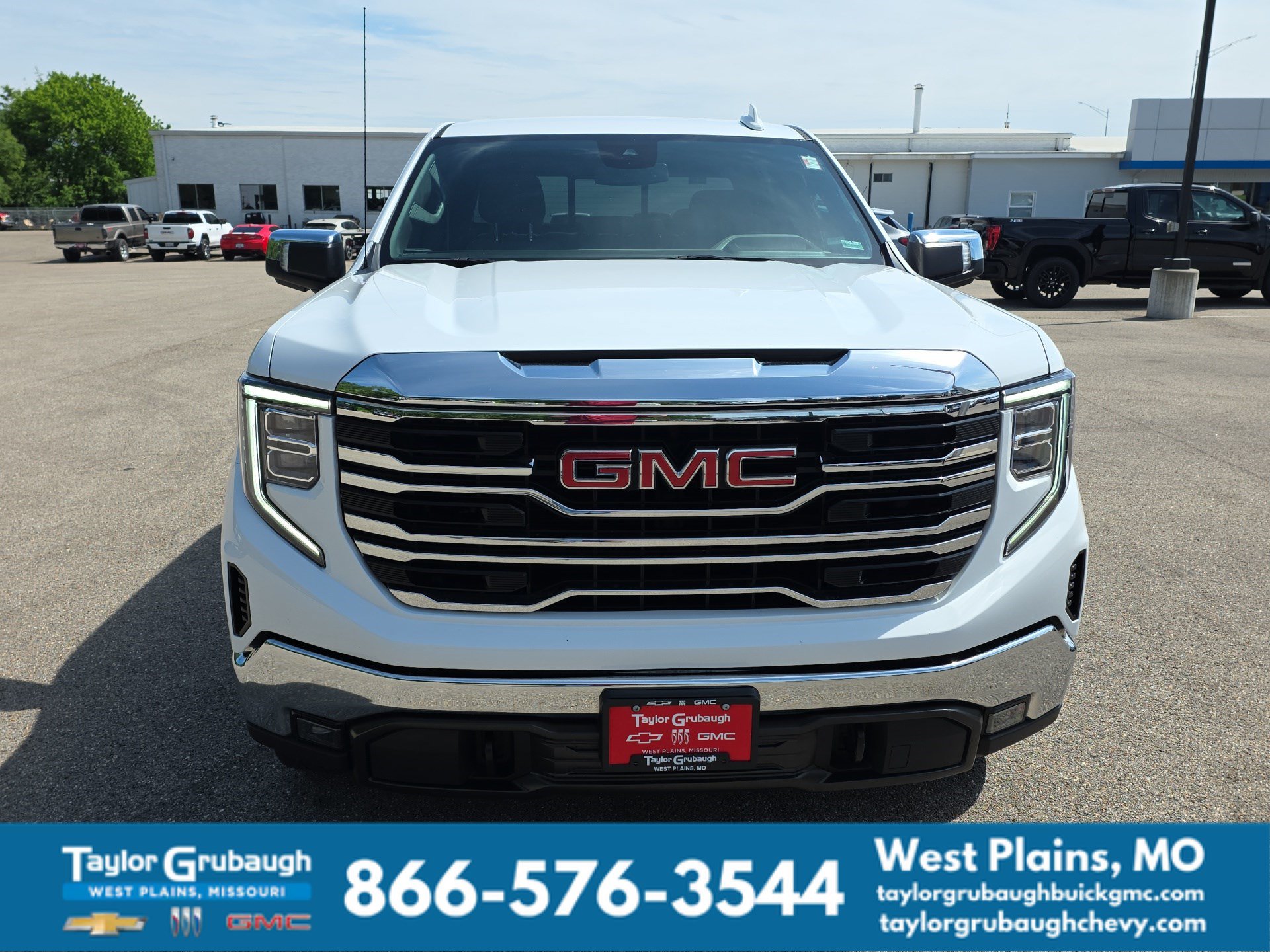 Used 2023 GMC Sierra 1500 SLT w/ SLT Premium Package AWD/4WD image 3