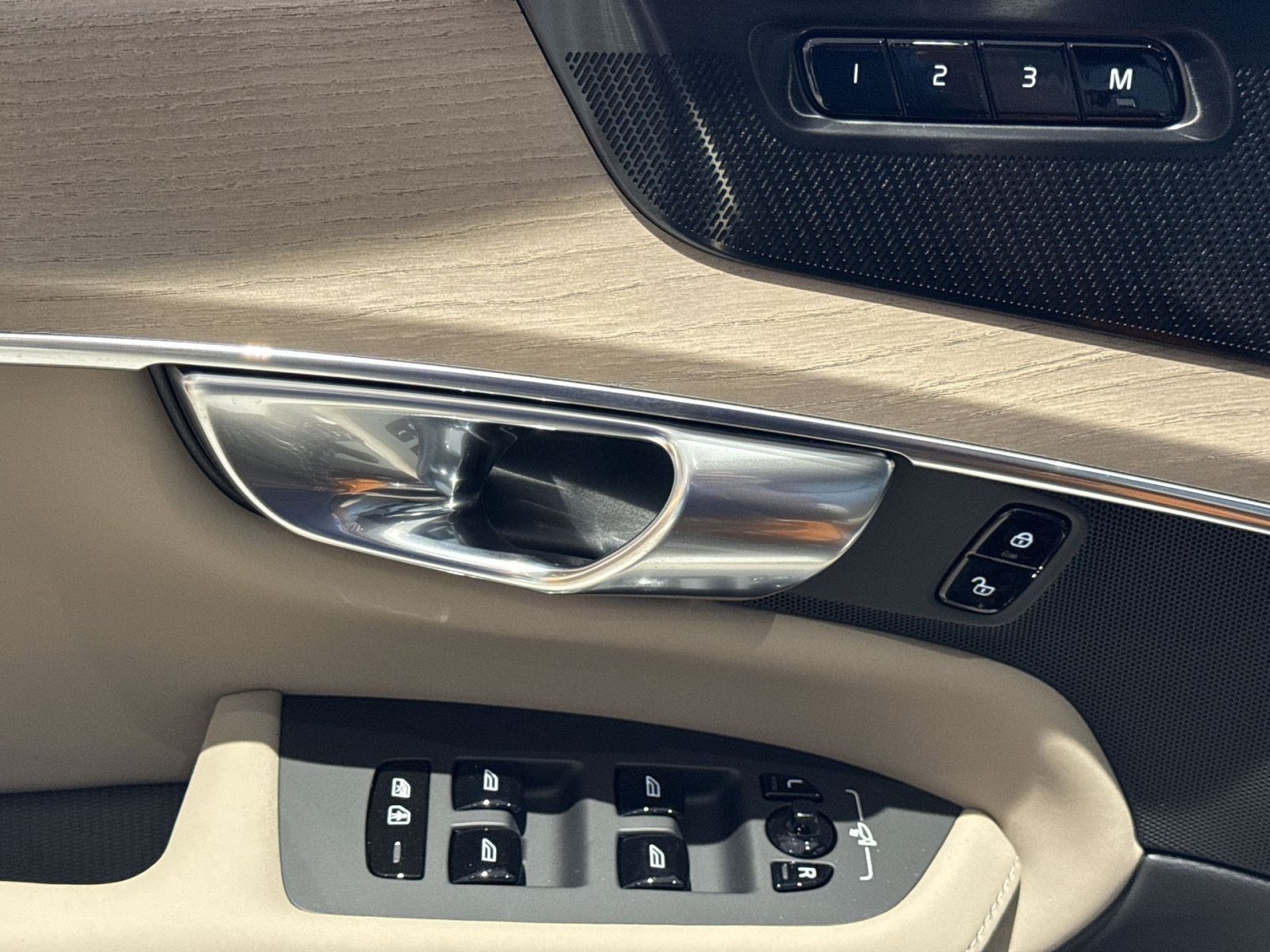 New 2026 Volvo XC90 T8 Plus w/ Protection Package Premier AWD/4WD image 15