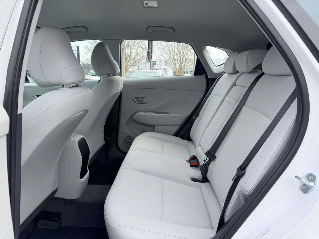 Used 2025 Hyundai Kona SE image 17