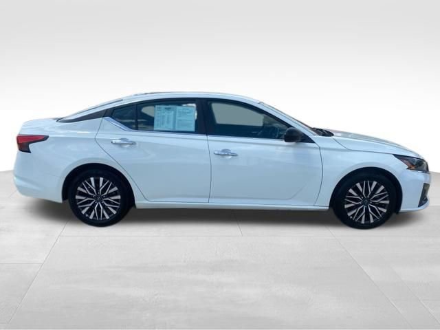 Used 2025 Nissan Altima 2.5 SV FWD image 6