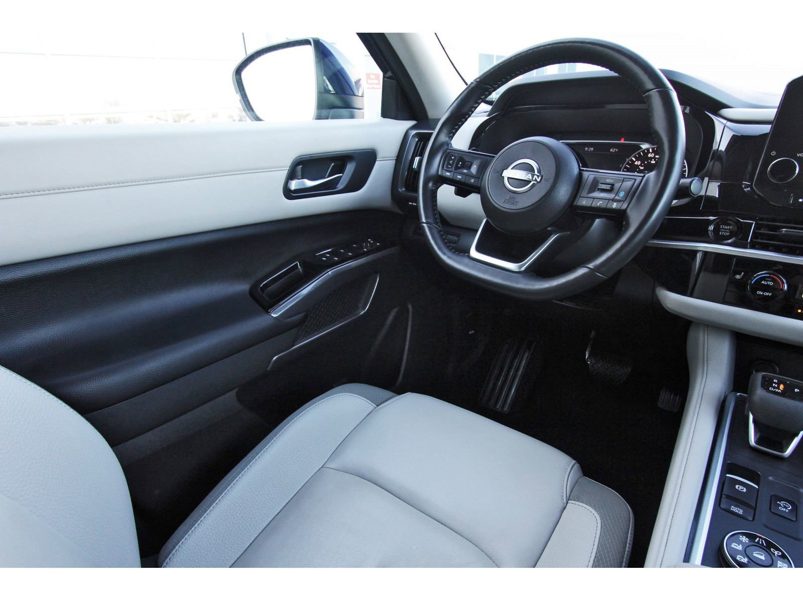 Used 2025 Nissan Pathfinder SL image 11