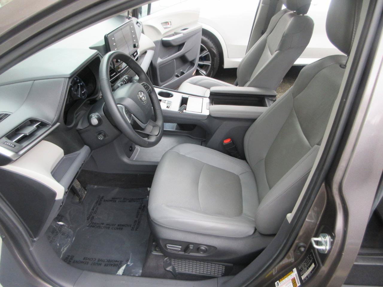 Used 2024 Toyota Sienna Limited AWD image 8