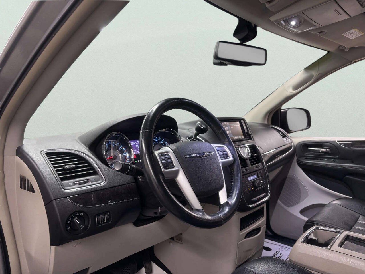 Used 2015 Chrysler Town & Country Touring-L w/ Driver Convenience Group FWD image 11