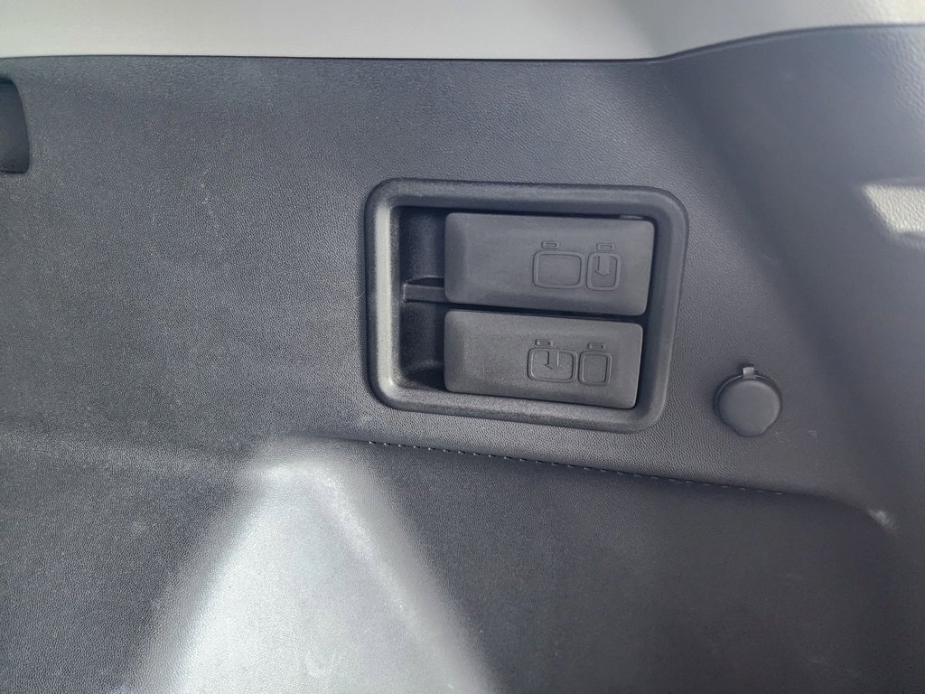 Used 2023 GMC Terrain SLE w/ Driver Convenience Package image 10