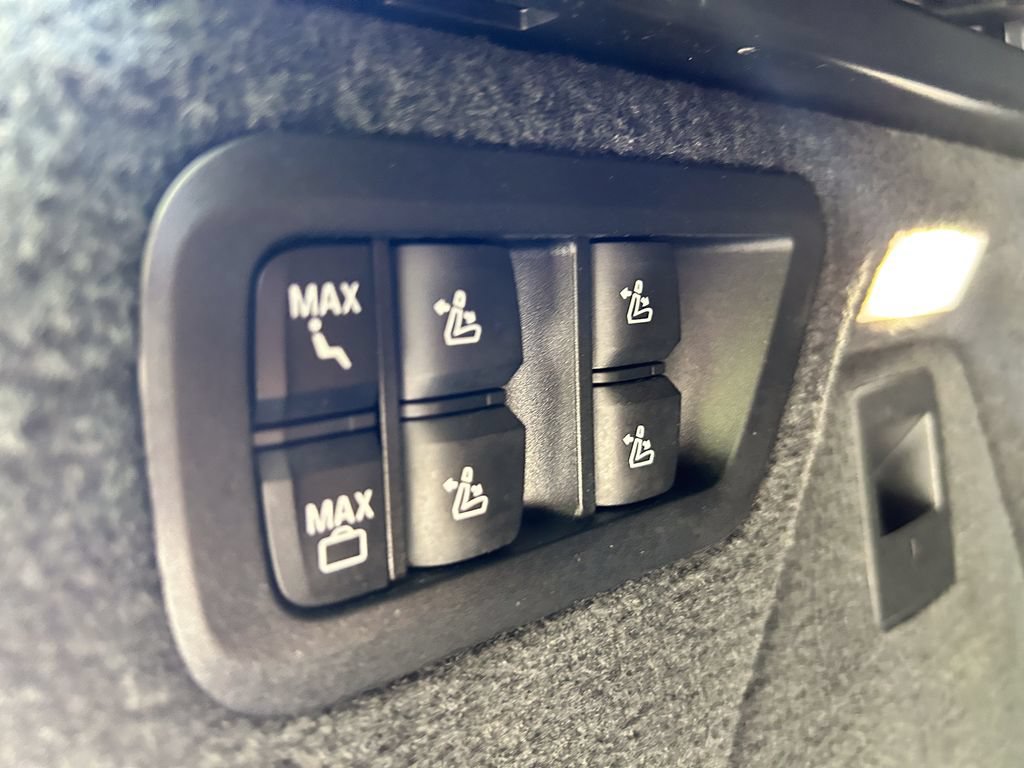 Used 2023 BMW X7 xDrive40i w/ M Sport Package AWD/4WD image 19