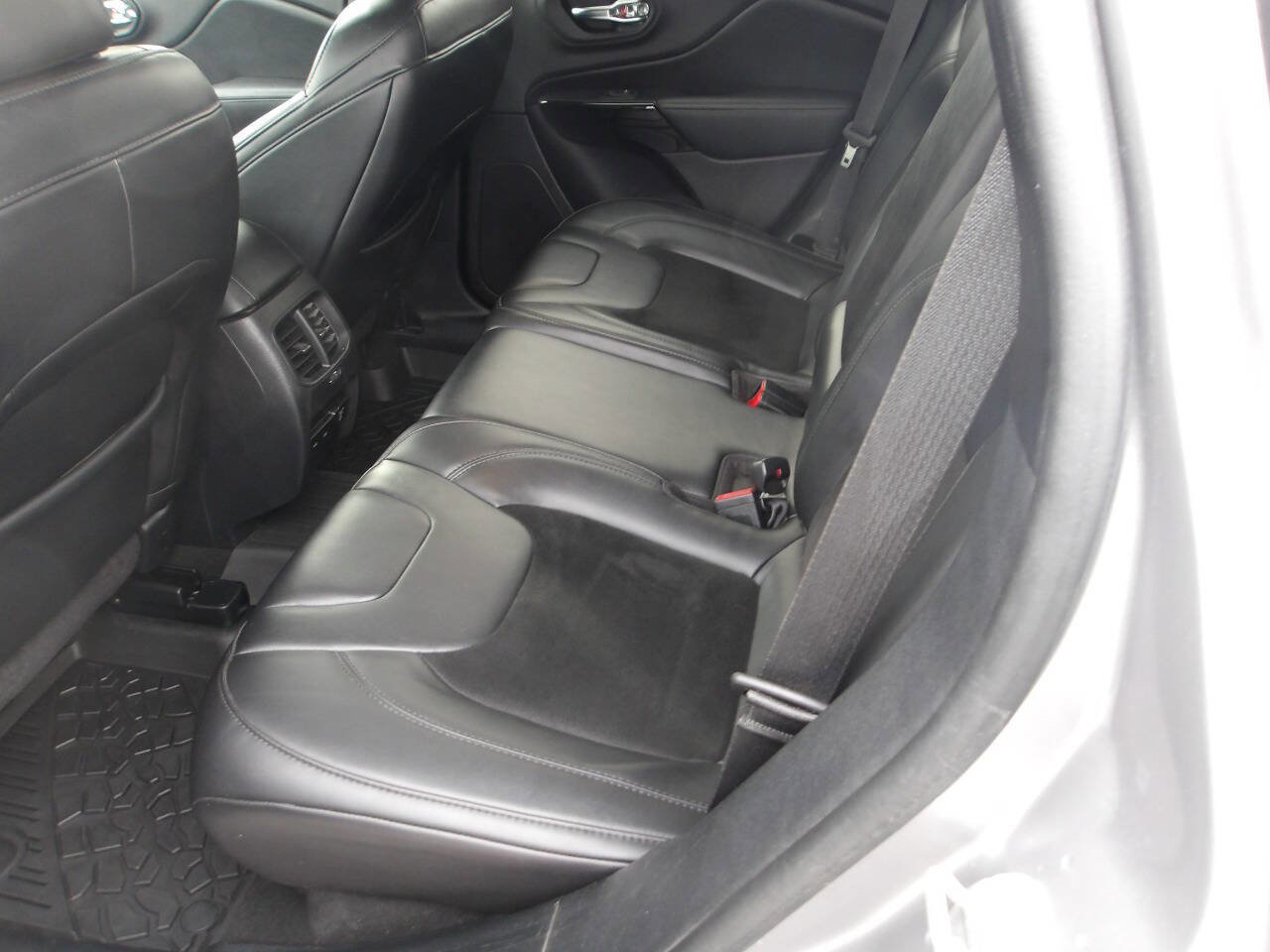 Used 2020 Jeep Cherokee Latitude Plus image 6