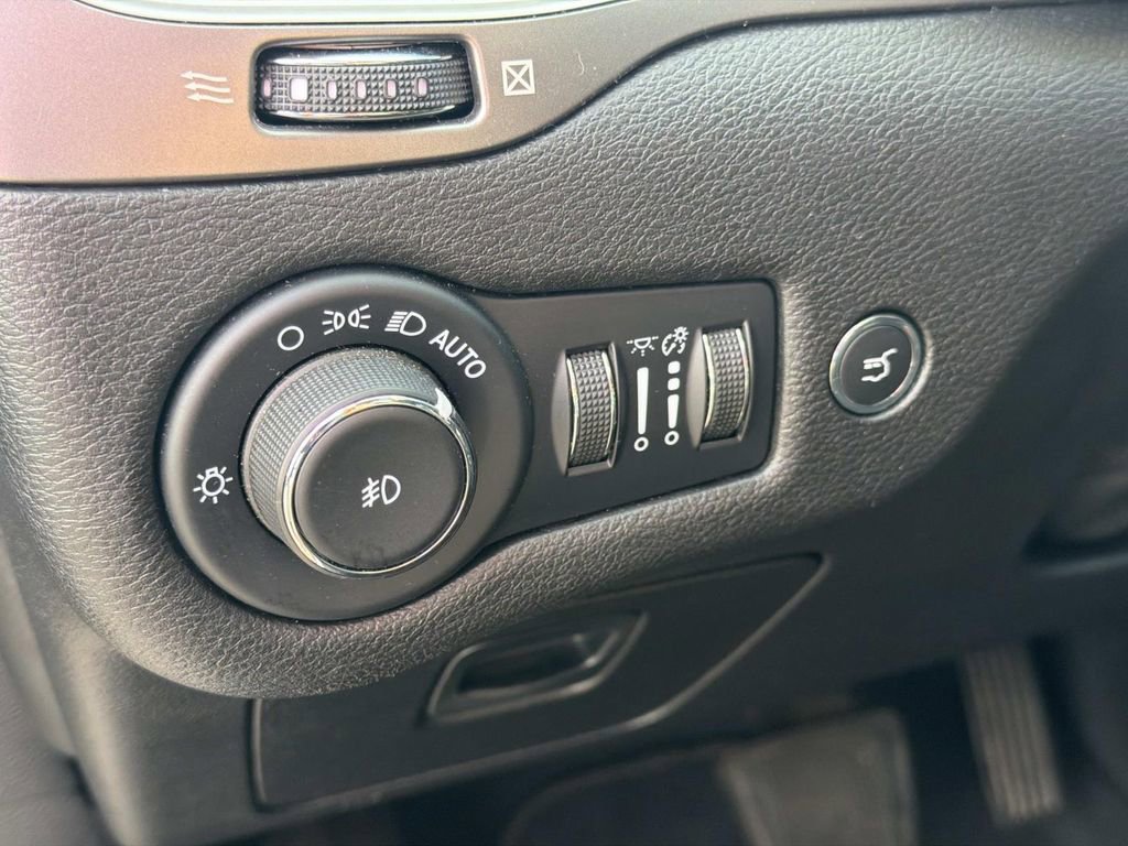 Used 2022 Jeep Cherokee Latitude Lux w/ Sun & Sound Group image 30