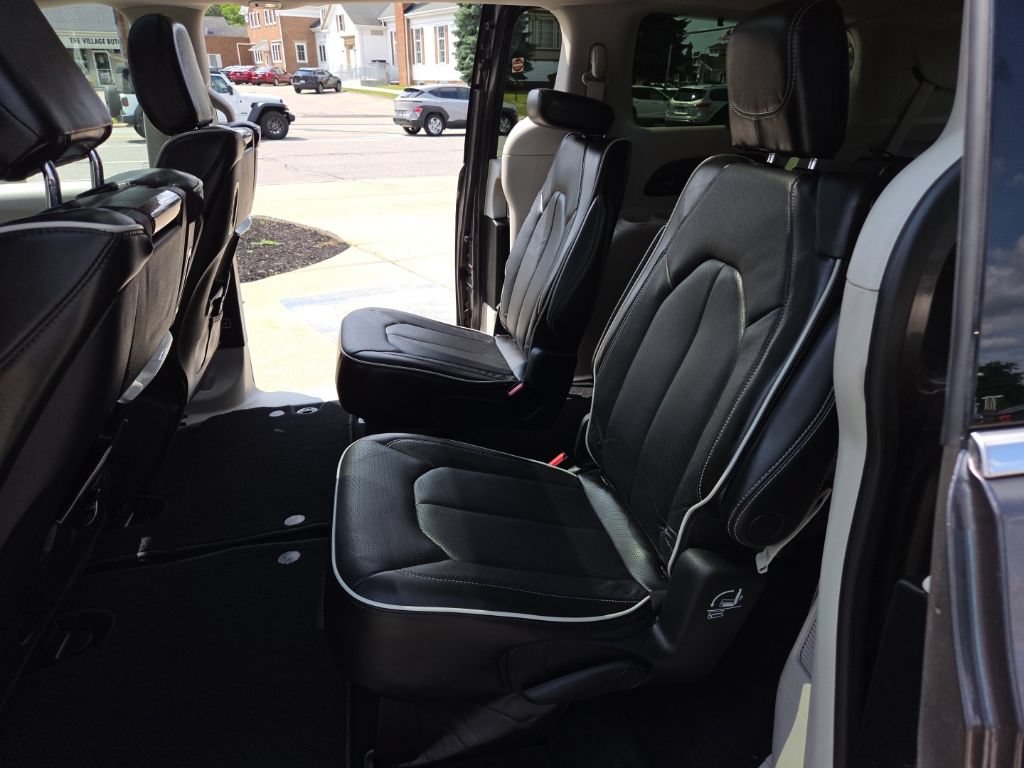 Certified 2023 Chrysler Pacifica Limited w/ Uconnect Theater Family Group AWD/4WD image 23