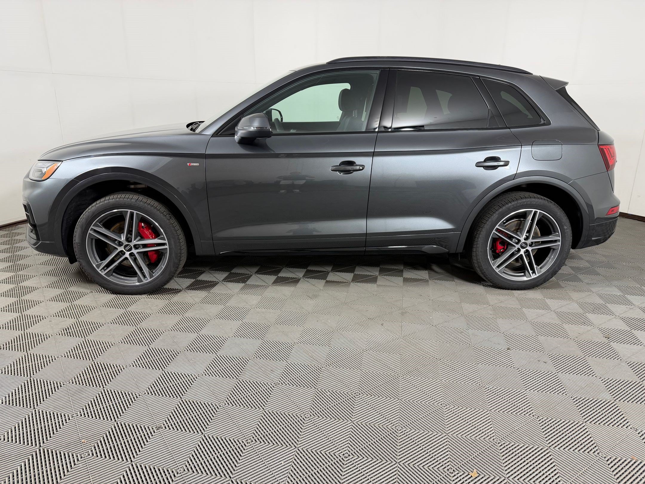 Certified 2025 Audi Q5 e Premium Plus w/ Premium Plus Package AWD/4WD image 2