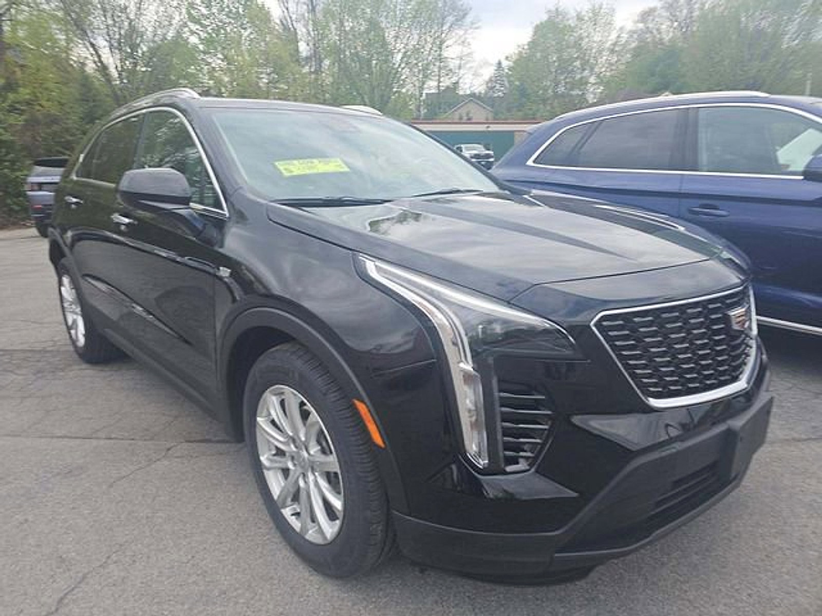 Used 2023 Cadillac XT4 Luxury w/ Cold Weather Package AWD/4WD image 2