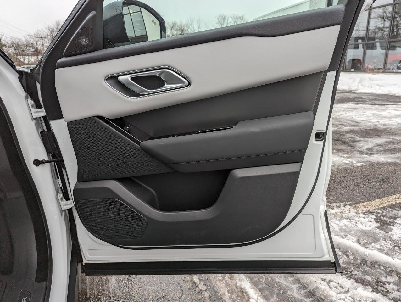 Used 2025 Land Rover Range Rover Velar Dynamic SE image 23