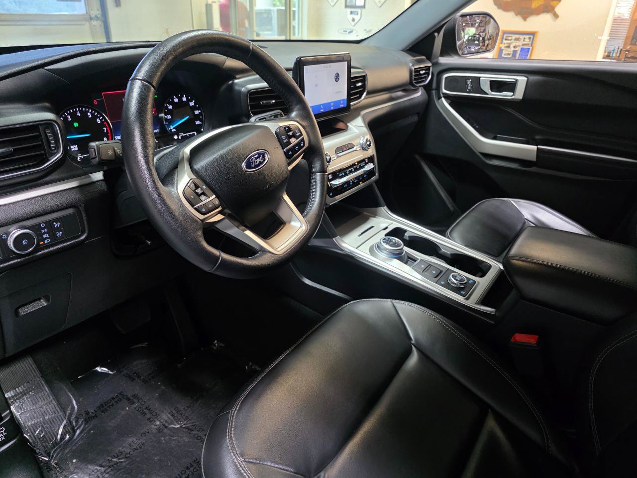 Used 2021 Ford Explorer XLT w/ Equipment Group 202A AWD/4WD image 16