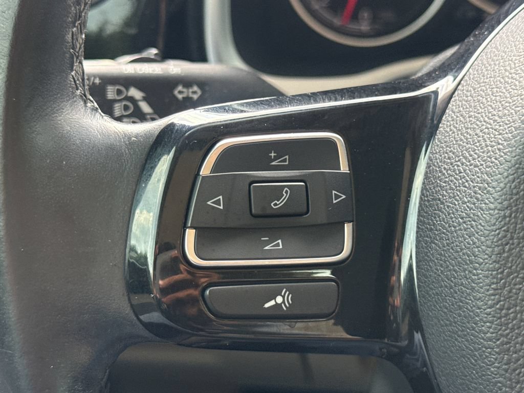 Used 2018 Volkswagen Beetle 2.0T SE FWD image 29