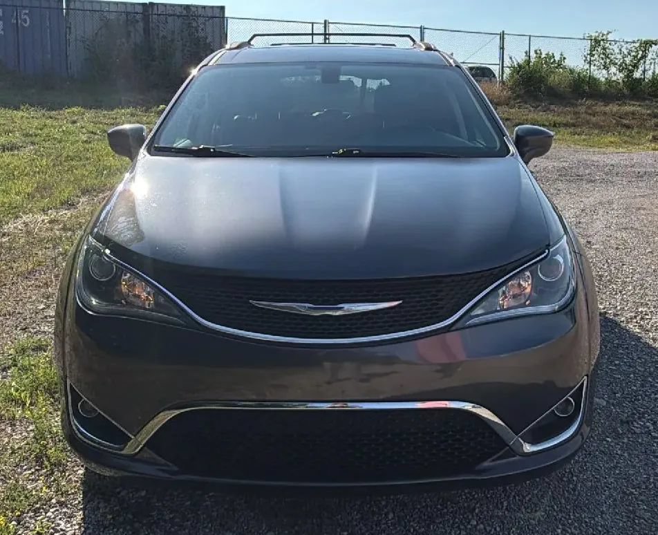 Used 2018 Chrysler Pacifica Touring-L w/ Tire & Wheel Group FWD image 3