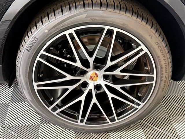 Certified 2025 Porsche Cayenne Coupe image 11