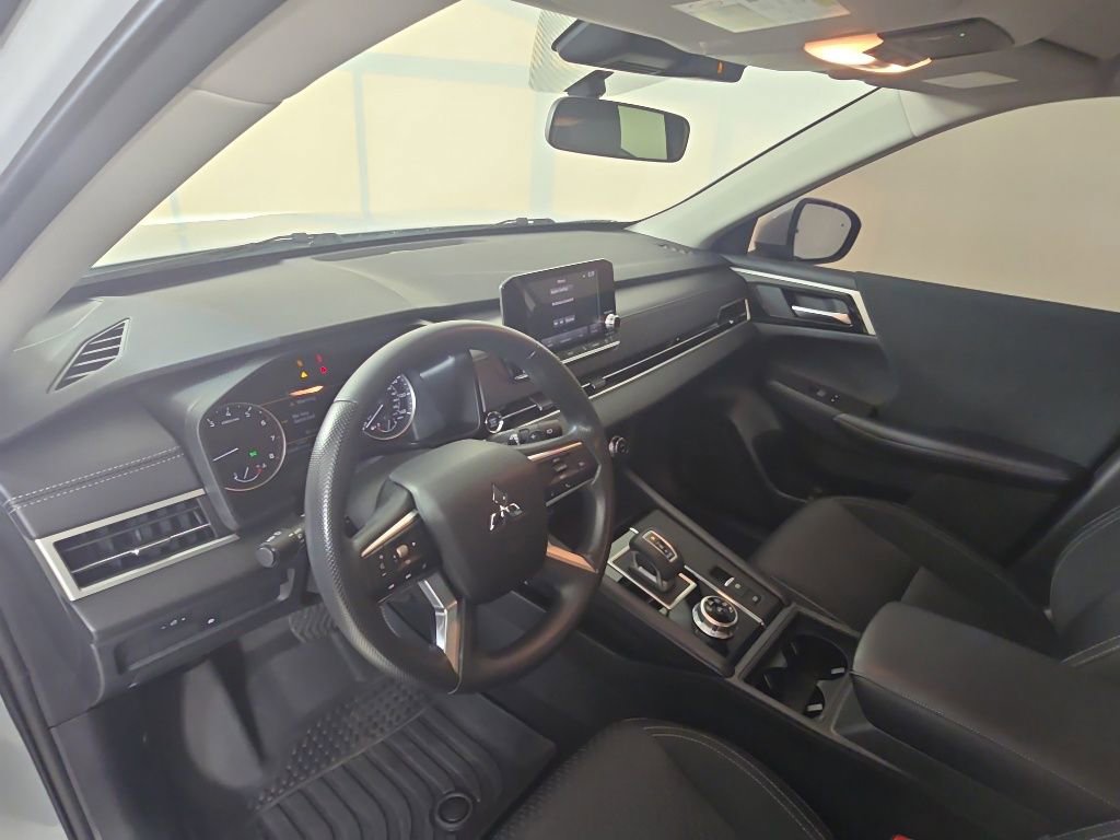Used 2024 Mitsubishi Outlander ES FWD image 12