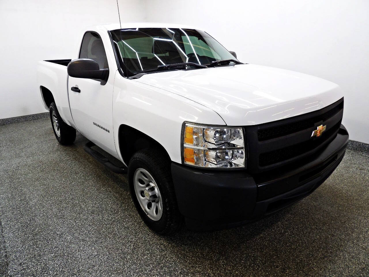 Used 2010 Chevrolet Silverado 1500 W/T RWD image 3