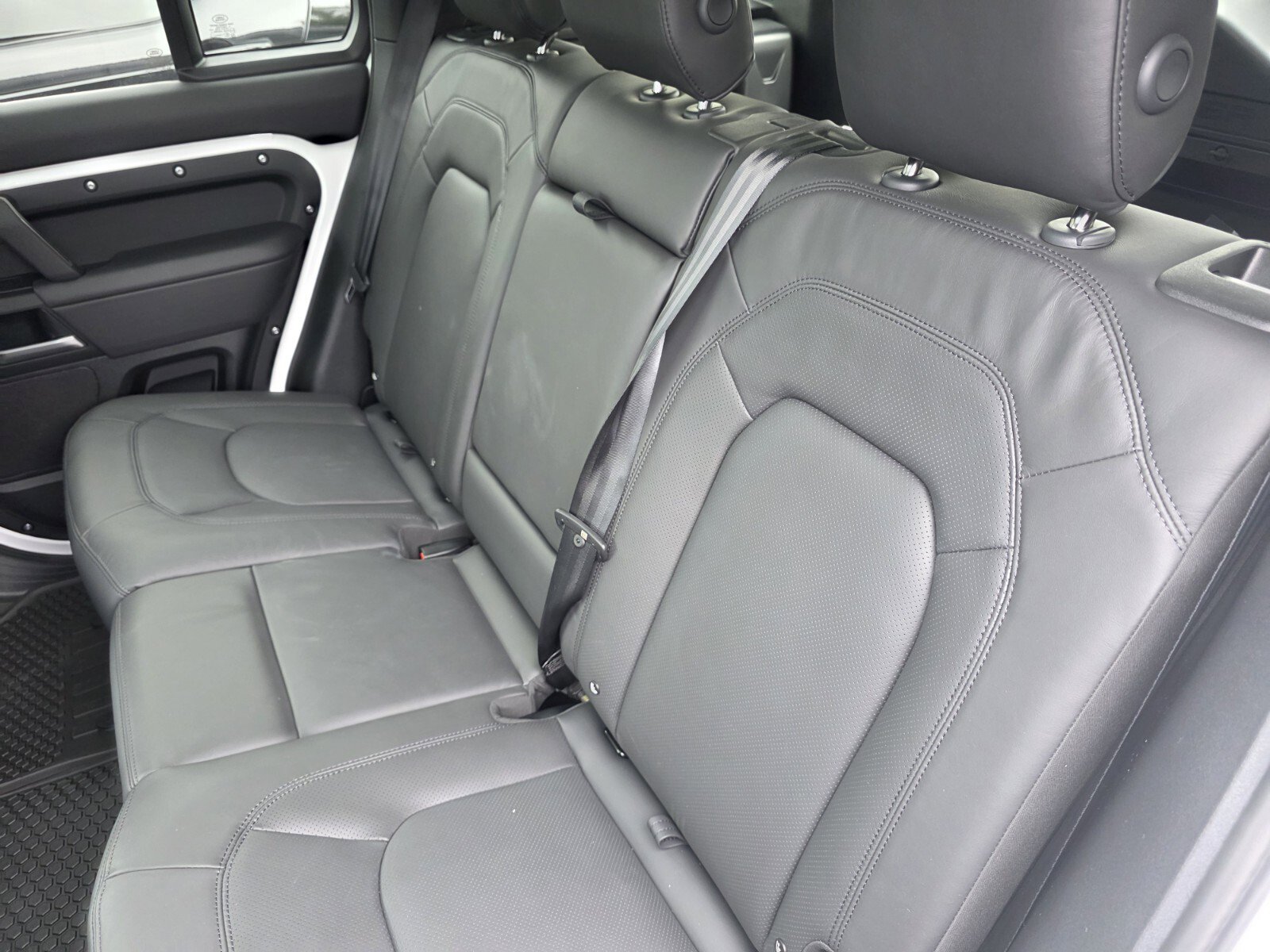 New 2026 Land Rover Defender 110 X-Dynamic SE image 24