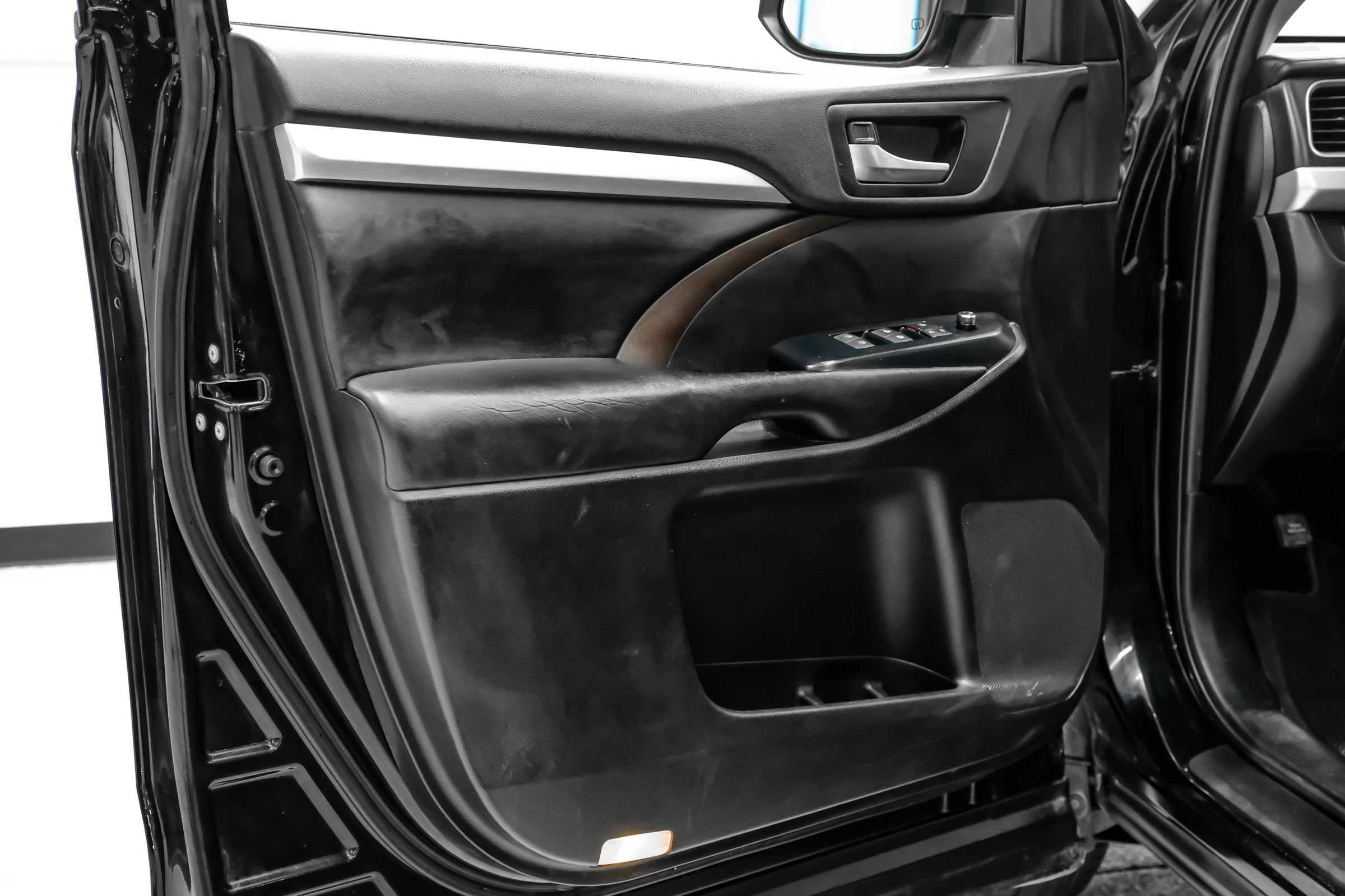 Used 2019 Toyota Highlander XLE FWD image 41