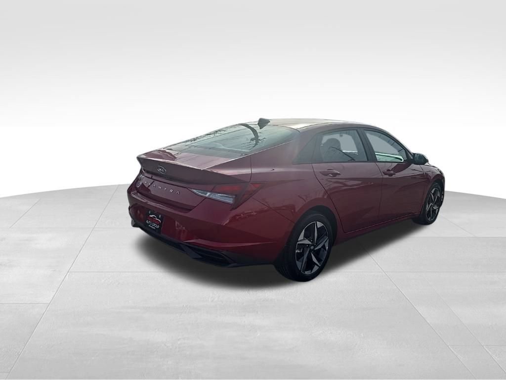 Used 2023 Hyundai Elantra SEL w/ Convenience Package image 3