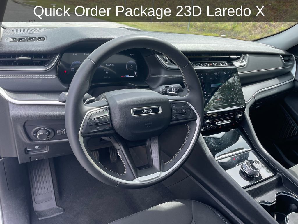 Used 2023 Jeep Grand Cherokee Laredo X AWD/4WD image 13