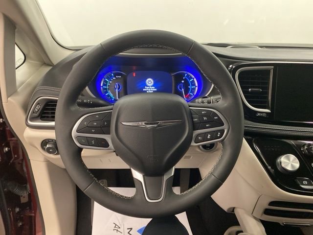 Used 2022 Chrysler Pacifica Touring-L image 17