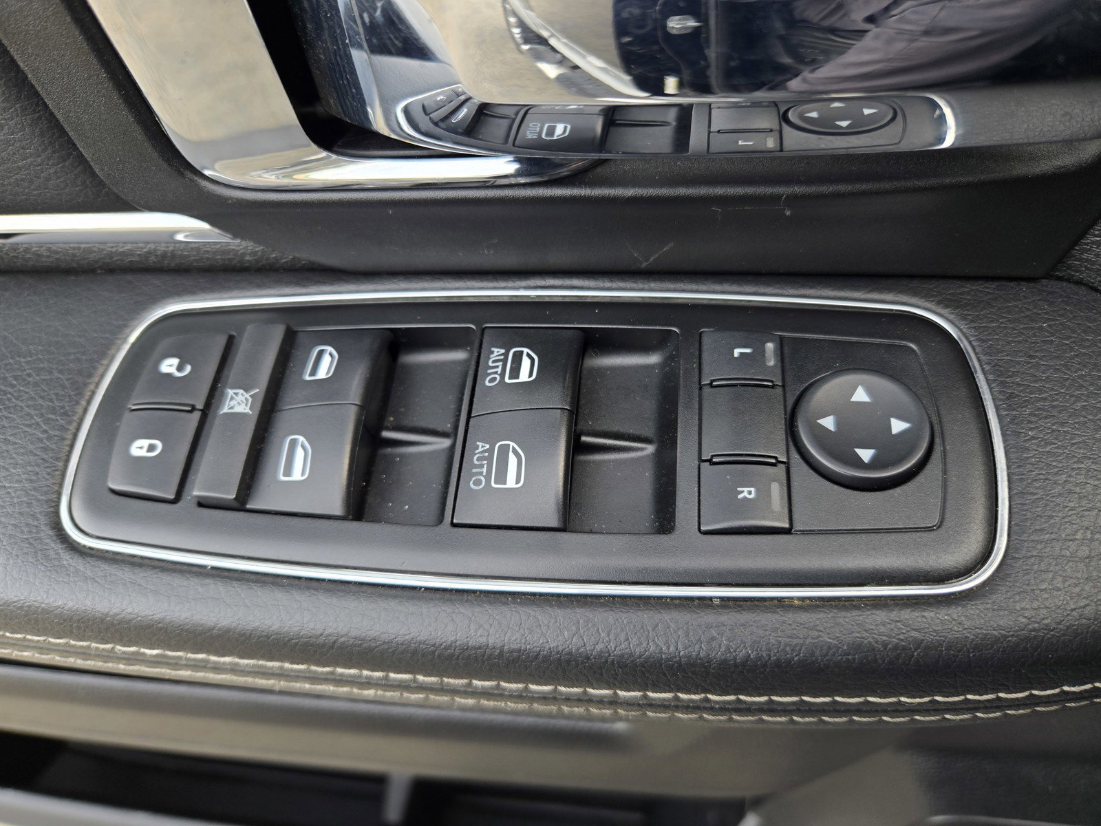 Used 2014 RAM 1500 Laramie w/ Convenience Group image 25