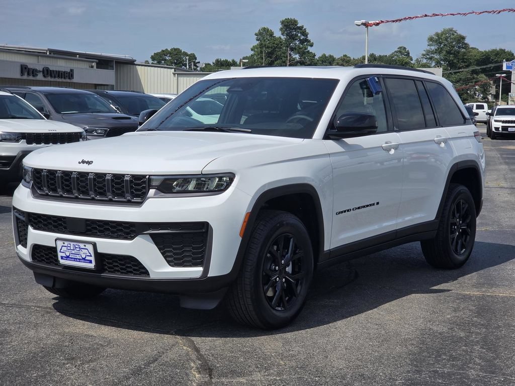 New 2026 Jeep Grand Cherokee Altitude RWD image 3