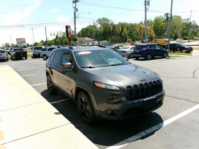 Used 2016 Jeep Cherokee Latitude w/ Cold Weather Group AWD/4WD image 3