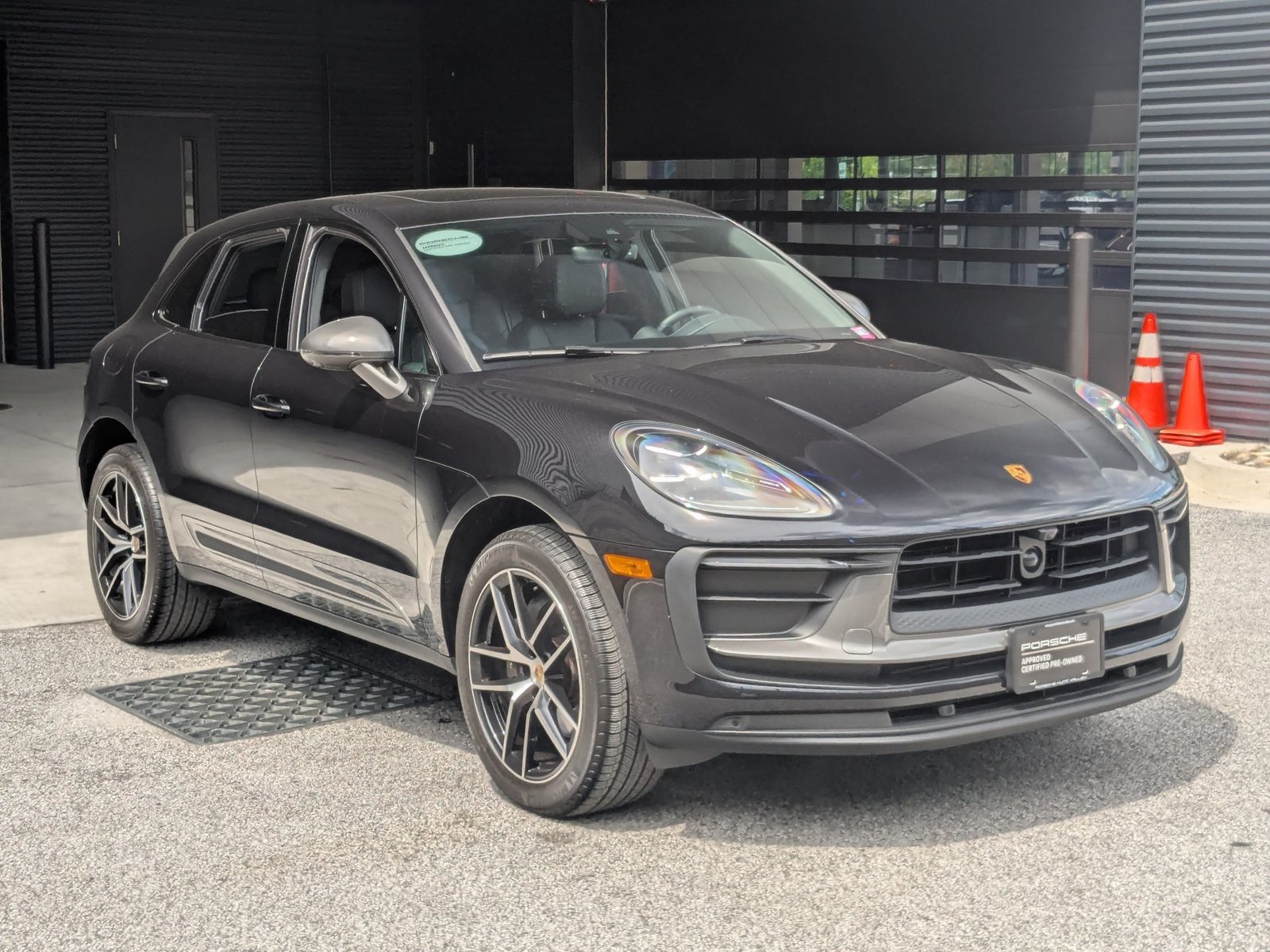 Certified 2023 Porsche Macan Turbo AWD/4WD image 7