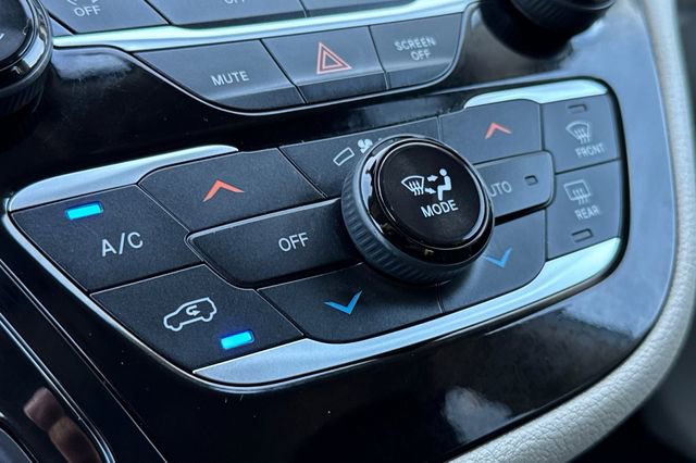 Used 2021 Chrysler Pacifica Touring-L FWD image 29