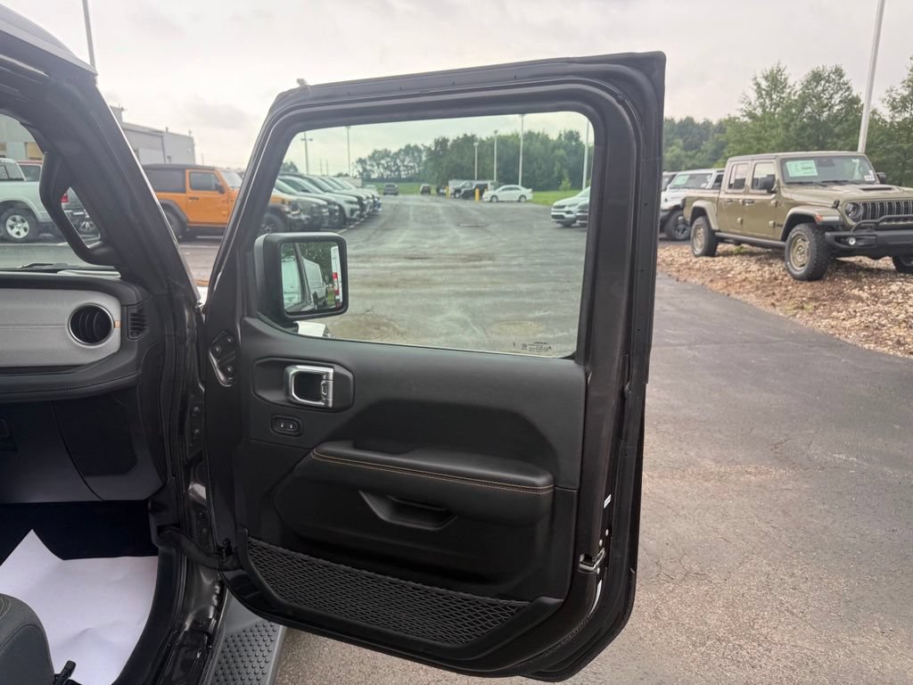Used 2025 Jeep Wrangler Unlimited Sahara AWD/4WD image 54