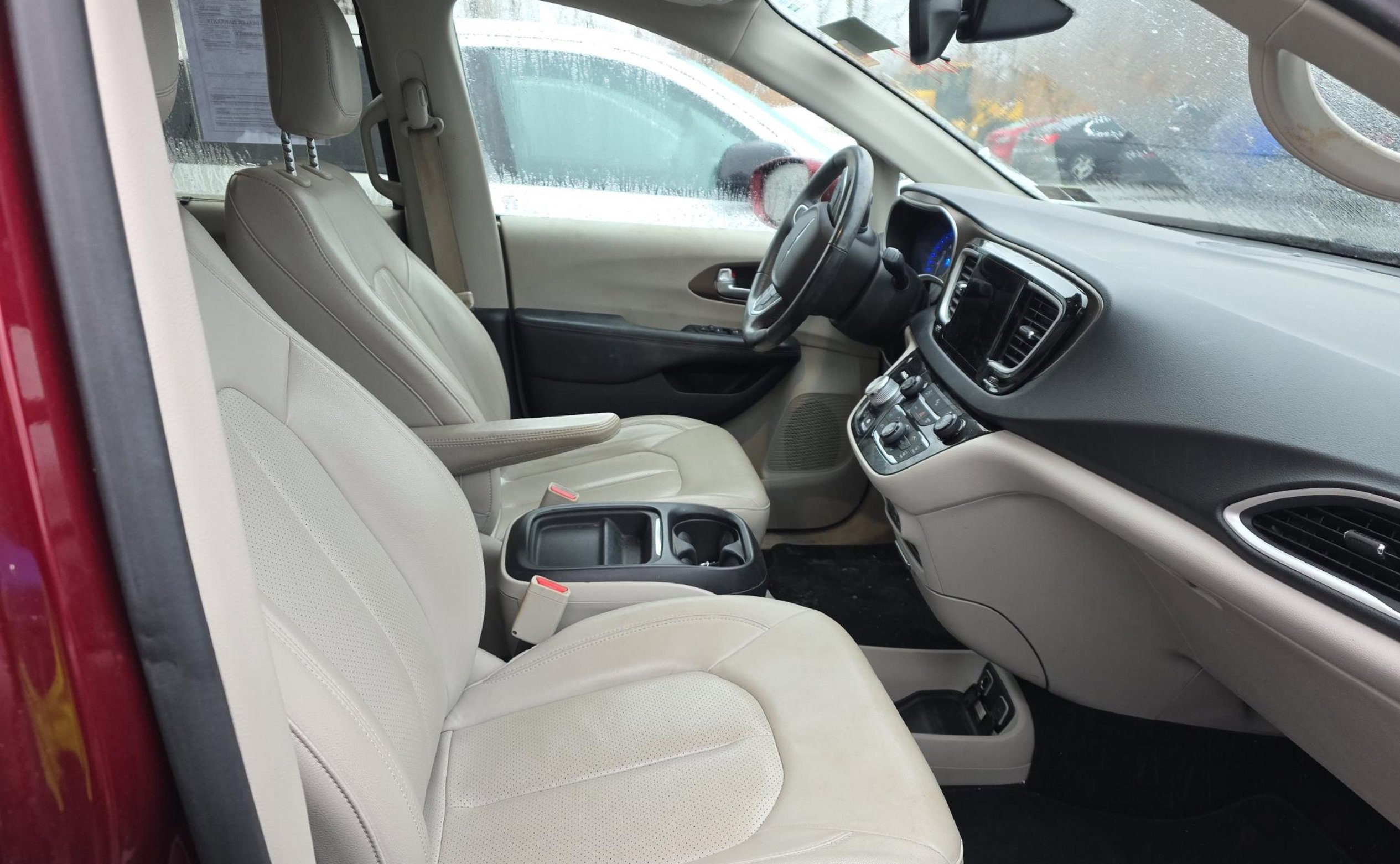 Used 2018 Chrysler Pacifica Touring-L w/ Premium Audio Group FWD image 5