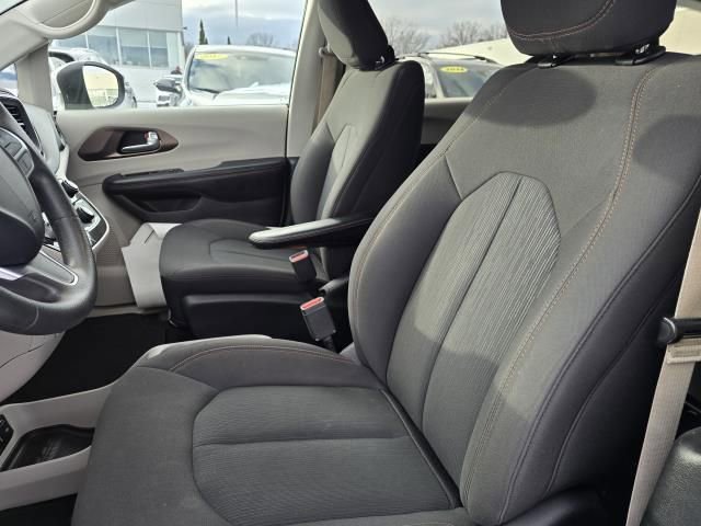 Used 2017 Chrysler Pacifica Touring image 18