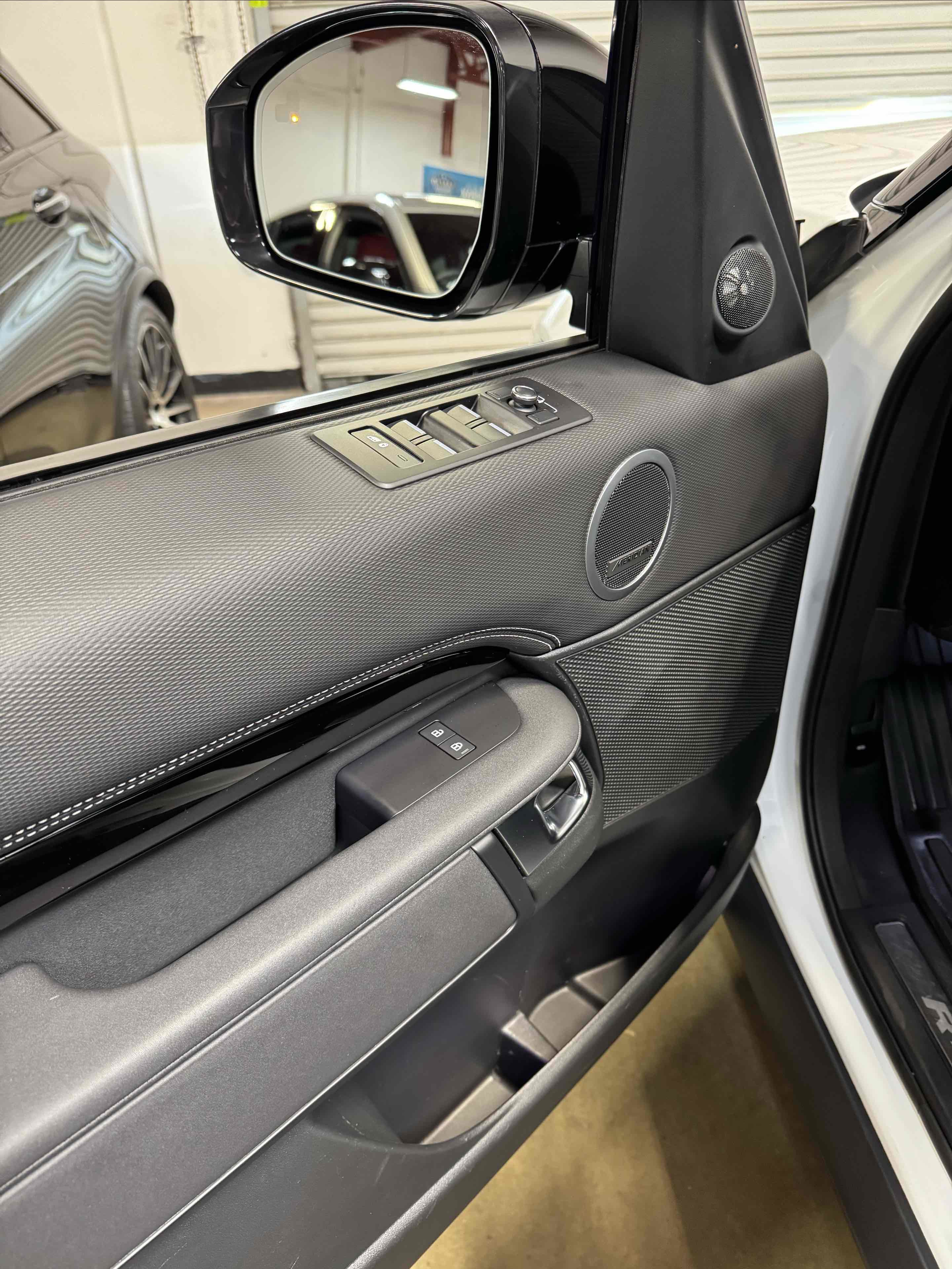 Used 2021 Land Rover Discovery S R-Dynamic image 67