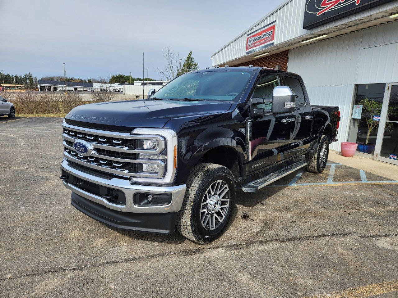 Used 2025 Ford F250 Lariat w/ Chrome Package image 3