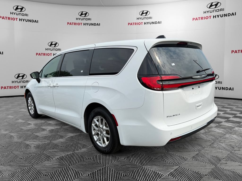 Used 2025 Chrysler Pacifica Select FWD image 5
