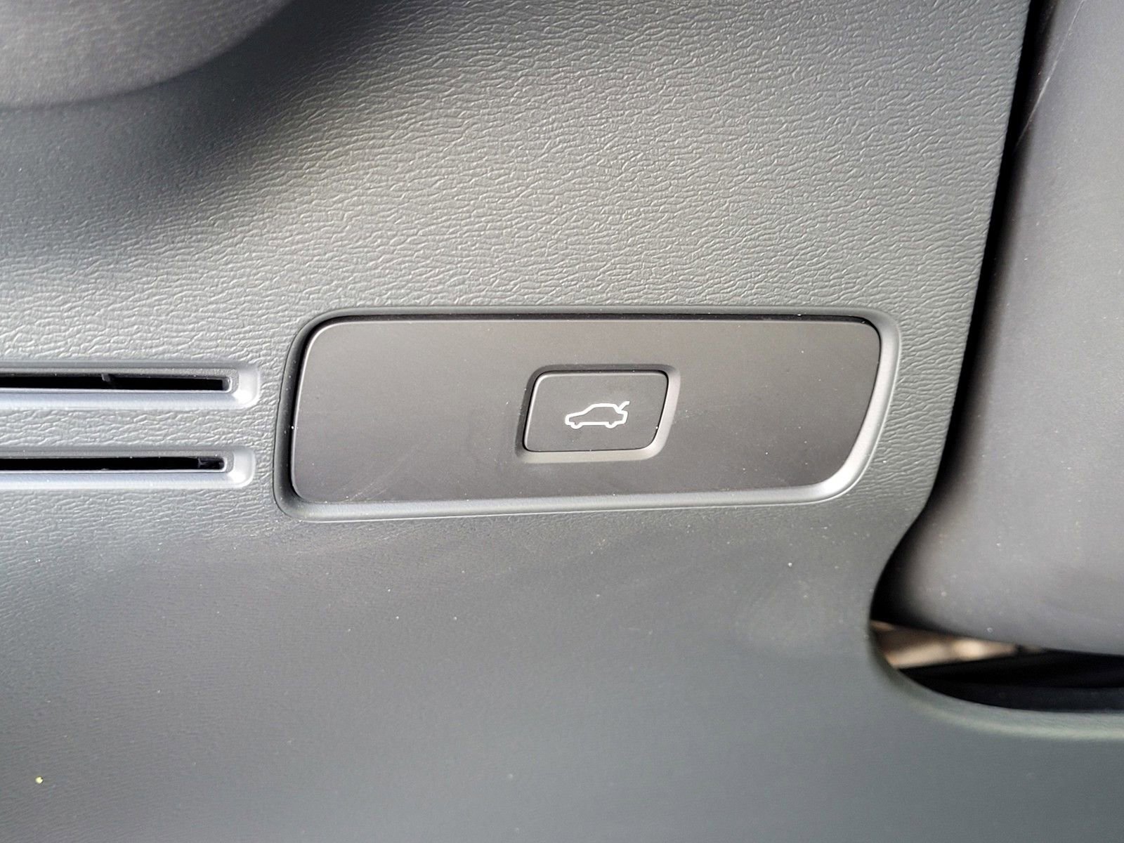 Certified 2023 Volvo XC40 Recharge Ultimate image 18