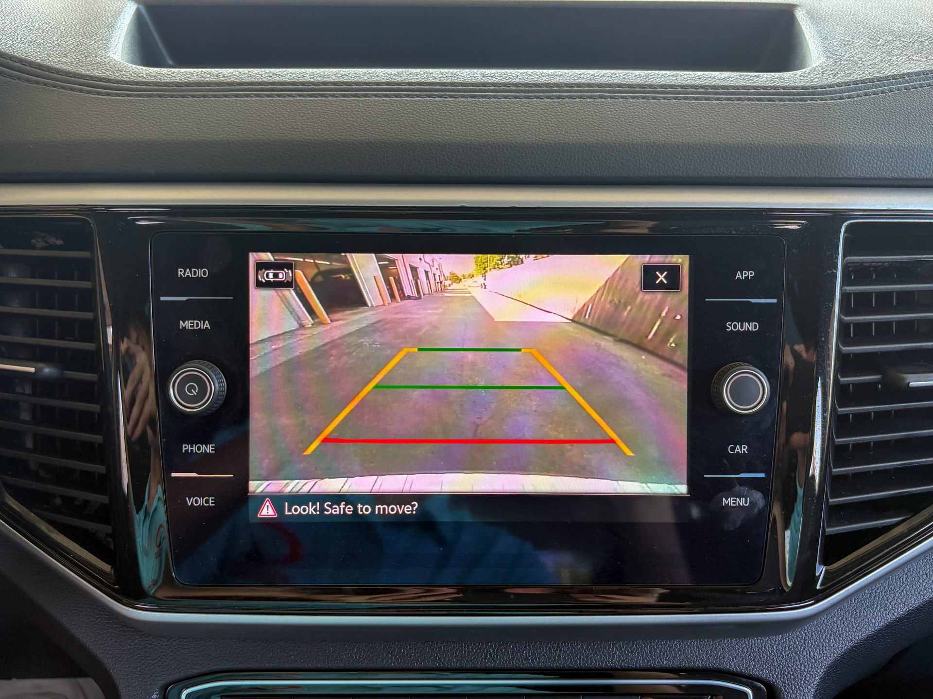 Used 2023 Volkswagen Atlas SE w/ Panoramic Sunroof Package FWD image 16