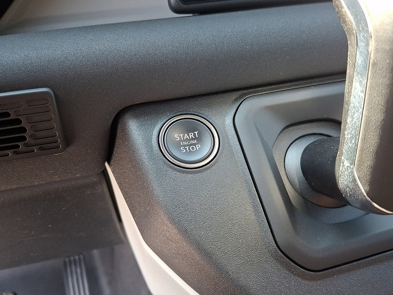 Used 2023 Land Rover Defender 110 SE image 24