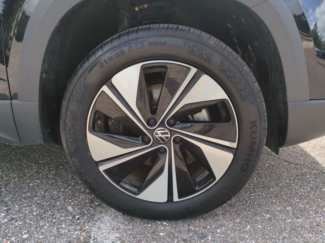 Used 2025 Volkswagen Taos SE AWD/4WD image 11