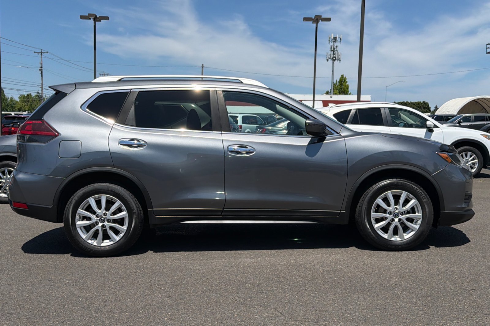 Used 2020 Nissan Rogue SV FWD image 3