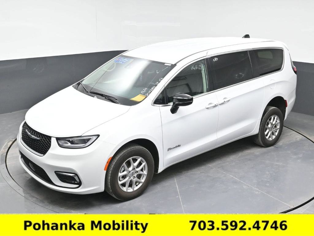 Used 2024 Chrysler Pacifica Touring-L image 19