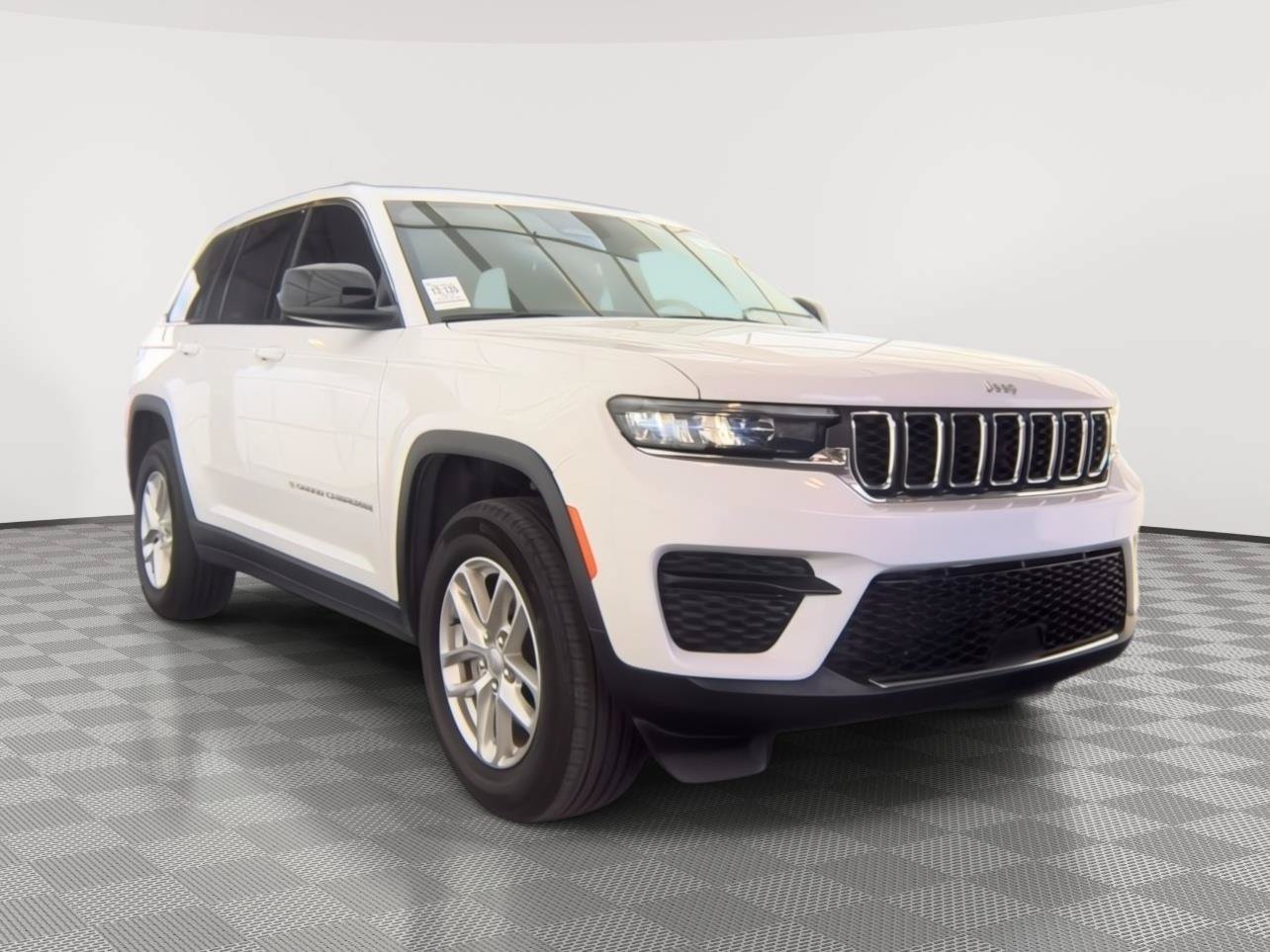 Used 2024 Jeep Grand Cherokee Laredo X RWD image 19