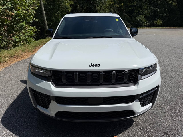 Used 2026 Jeep Grand Cherokee Altitude AWD/4WD image 3